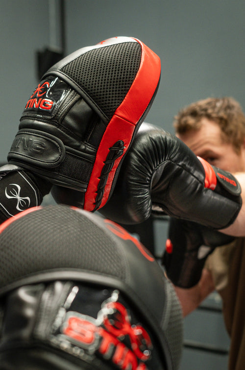 STING Armapro Neo Gel Focus Mitt Black Red